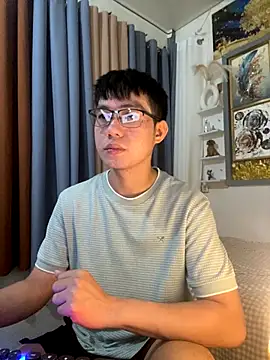 xshyboyx online show from November 18, 2025, 2:28 am