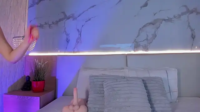 ValSmith  online show from September 24, 2025, 4:16 am