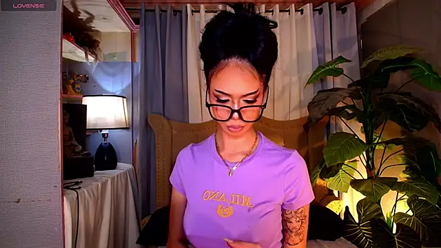 UrMassiveCockSabrinaOnTop online show from November 14, 2025, 5:33 pm