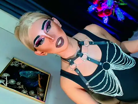 Snapshot of Queen_yasii_88 chatting on October 19, 2025, 3:56 pm Queen yasii 88 online show from October 19, 2025, 3:56 pm