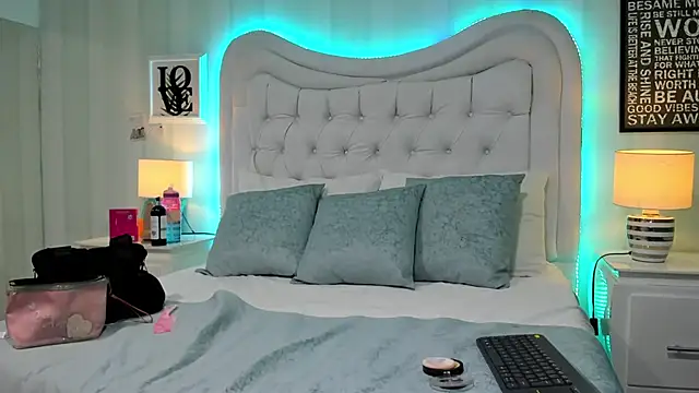 Snapshot of KiimBrooks chatting on September 16, 2025, 11:00 am KiimBrooks online show from September 16, 2025, 11:00 am