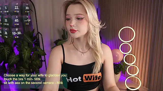 LauraWifeness online show from October 5, 2025, 5:39 am