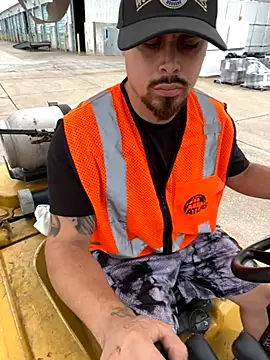 Snapshot of PuttieIn chatting on September 18, 2025, 5:26 pm PuttieIn online show from September 18, 2025, 5:26 pm