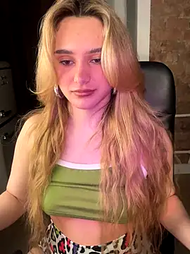 Snapshot of Chloe_Ravens chatting on October 4, 2025, 8:07 pm Chloe Ravens online show from October 4, 2025, 8:07 pm