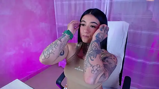 Adri Tatto  online show from October 14, 2025, 8:31 pm