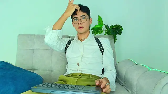 Snapshot of CamiiGuzmanX chatting on September 29, 2025, 8:57 pm CamiiGuzmanX online show from September 29, 2025, 8:57 pm