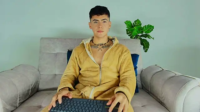 Snapshot of CamiiGuzmanX chatting on October 8, 2025, 7:55 pm CamiiGuzmanX online show from October 8, 2025, 7:55 pm