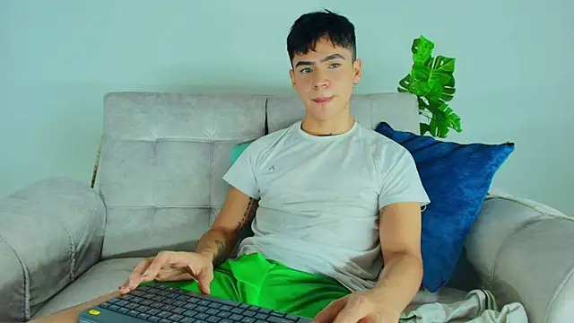 Snapshot of CamiiGuzmanX chatting on October 13, 2025, 8:20 pm CamiiGuzmanX online show from October 13, 2025, 8:20 pm