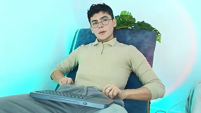 Snapshot of CamiiGuzmanX chatting on October 23, 2025, 8:29 pm CamiiGuzmanX online show from October 23, 2025, 8:29 pm