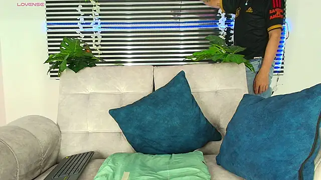 CamiiGuzmanX online show from December 22, 2025, 8:28 pm