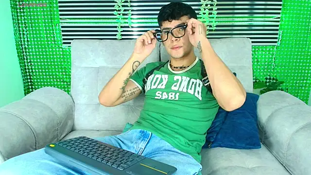 CamiiGuzmanX online show from March 18, 2026, 9:18 pm