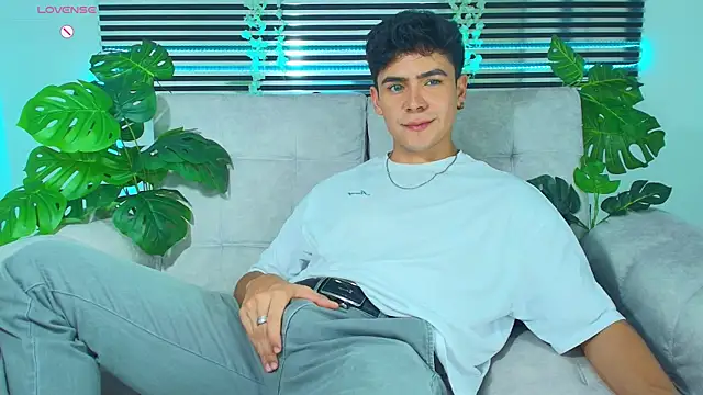 CamiiGuzmanX online show from April 8, 2026, 11:48 pm