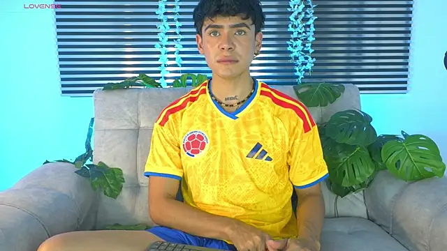 CamiiGuzmanX online show from June 17, 2026, 8:21 pm