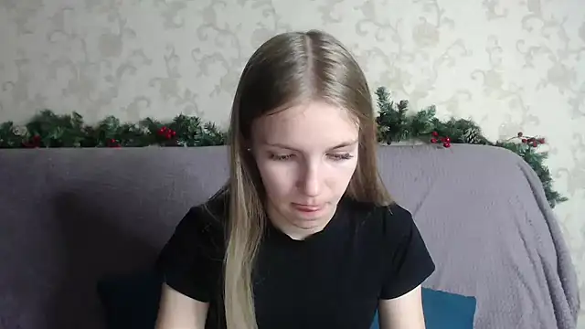 HitGyrl online show from December 18, 2025, 2:23 pm