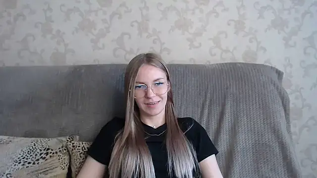 HitGyrl online show from June 14, 2026, 2:24 am