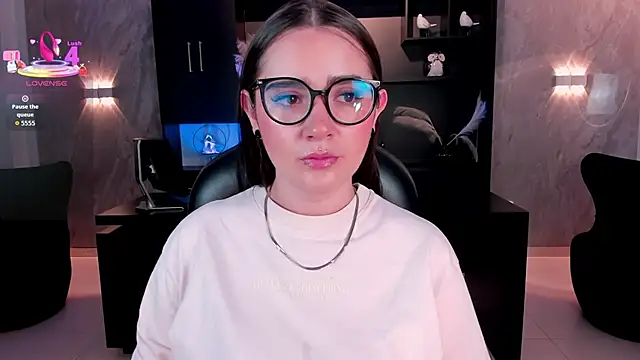 Snapshot of SarahRhodes_ chatting on June 4, 2026, 12:00 pm SarahRhodes online show from June 4, 2026, 12:00 pm