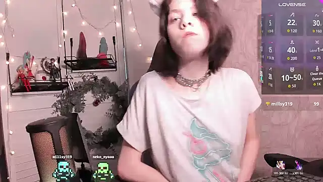 Snapshot of aestheticbeing chatting on December 18, 2025, 12:11 pm aestheticbeing online show from December 18, 2025, 12:11 pm