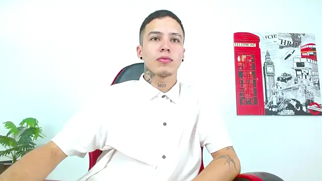 Cumandres18 online show from May 19, 2026, 3:07 pm
