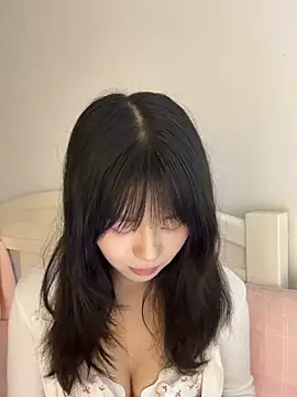 Snapshot of Ella-A9 chatting on October 16, 2025, 2:40 pm Ella-A9 online show from October 16, 2025, 2:40 pm