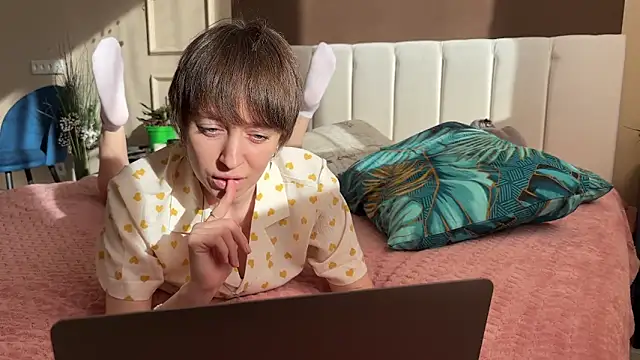 daniellia  online show from April 20, 2026, 2:20 pm