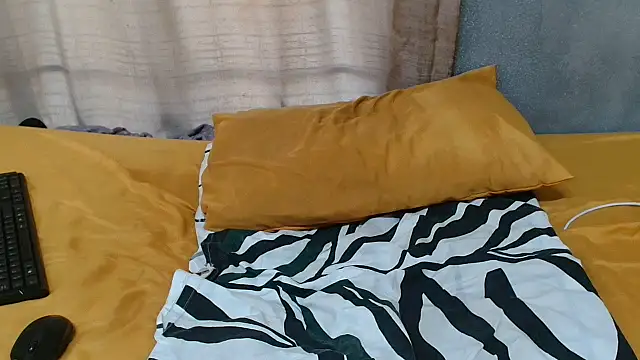 Snapshot of curvydarckcohocolate chatting on October 7, 2025, 7:38 am curvydarckcohocolate online show from October 7, 2025, 7:38 am