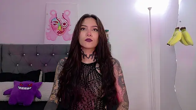 Snapshot of sara_queen10 chatting on October 27, 2025, 5:06 pm sara queen10 online show from October 27, 2025, 5:06 pm