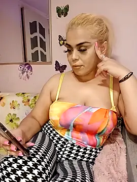 Snapshot of izauri2025 chatting on October 9, 2025, 10:30 pm izauri2025 online show from October 9, 2025, 10:30 pm