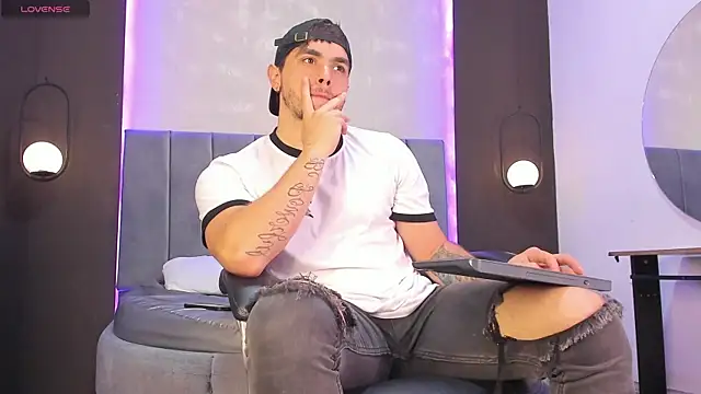 Liam walk  online show from November 10, 2025, 8:08 pm