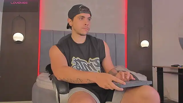 Liam walk  online show from March 18, 2026, 9:07 pm