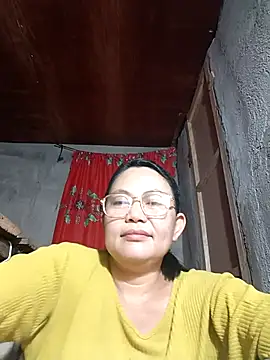 Snapshot of Everleigh_mom chatting on October 19, 2025, 12:17 pm Everleigh mom online show from October 19, 2025, 12:17 pm