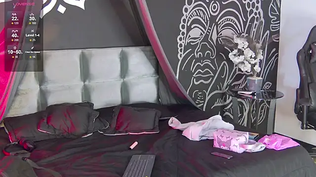 Snapshot of RavennMoonn chatting on October 7, 2025, 6:16 pm RavennMoonn online show from October 7, 2025, 6:16 pm