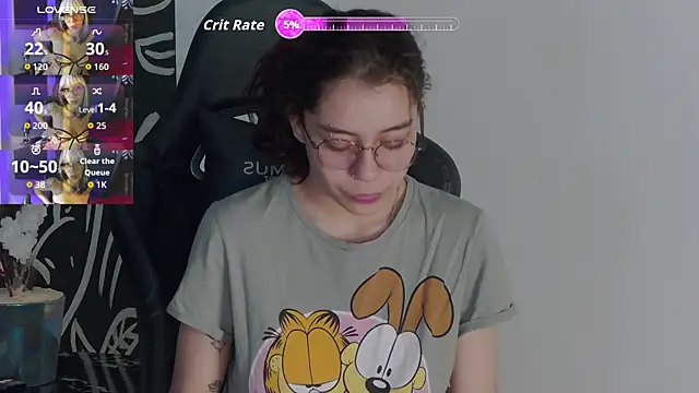 Snapshot of RavennMoonn chatting on October 9, 2025, 7:56 pm RavennMoonn online show from October 9, 2025, 7:56 pm