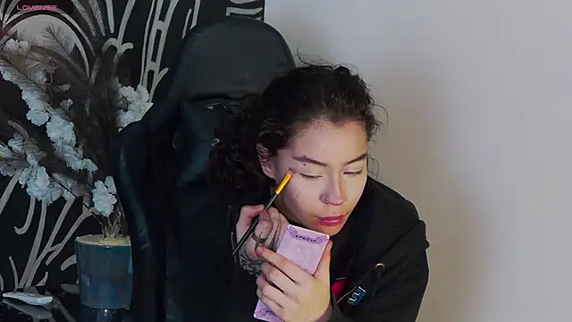 Snapshot of RavennMoonn chatting on October 11, 2025, 9:13 pm RavennMoonn online show from October 11, 2025, 9:13 pm