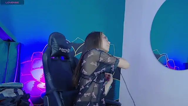 Snapshot of RavennMoonn chatting on March 4, 2026, 1:39 pm RavennMoonn online show from March 4, 2026, 1:39 pm