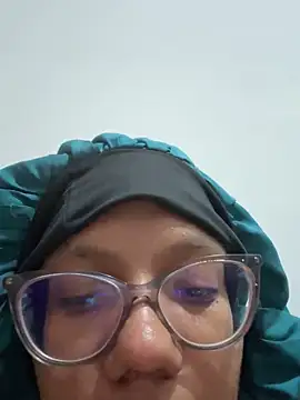 Snapshot of Valen1800 chatting on October 4, 2025, 2:31 am Valen1800 online show from October 4, 2025, 2:31 am