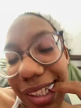 Snapshot of Valen1800 chatting on October 26, 2025, 4:02 pm Valen1800 online show from October 26, 2025, 4:02 pm