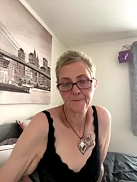 Snapshot of Curvy-Jinx chatting on November 11, 2025, 10:37 am Curvy-Jinx online show from November 11, 2025, 10:37 am