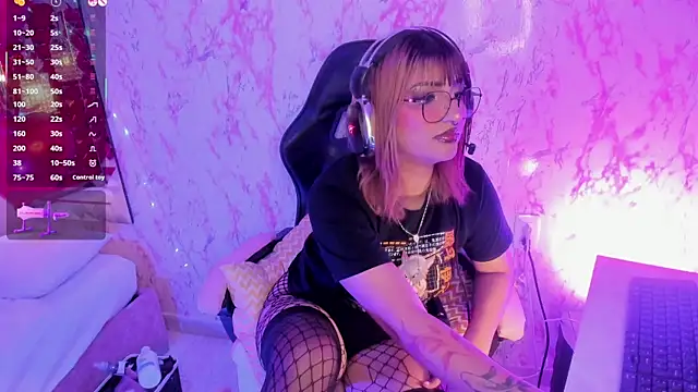 Snapshot of AriaNova_ chatting on February 7, 2026, 1:15 pm AriaNova online show from February 7, 2026, 1:15 pm