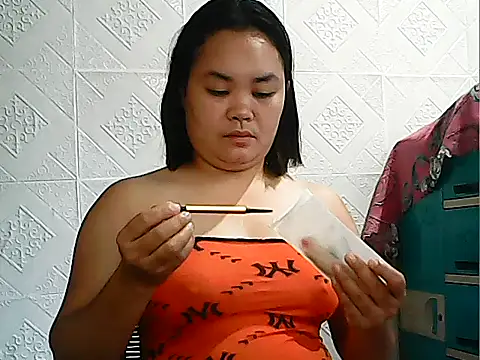 Snapshot of CreamyPussy4uxx chatting on February 25, 2026, 2:32 am CreamyPussy4uxx online show from February 25, 2026, 2:32 am