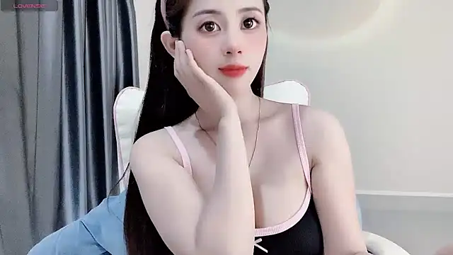 Snapshot of Aline_690 chatting on April 1, 2026, 7:31 am Aline 690 online show from April 1, 2026, 7:31 am