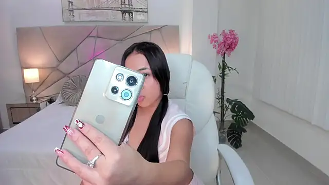 July Adams online show from December 21, 2025, 4:19 am