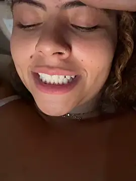 Chloe Leaozinho online show from May 15, 2026, 11:45 pm