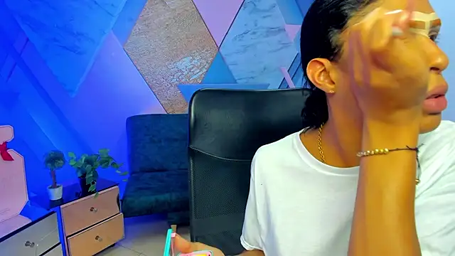 keytinthomson  online show from October 9, 2025, 8:07 pm