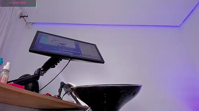 eva rain  online show from March 4, 2026, 10:05 pm