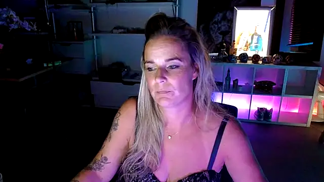 Snapshot of Mrs-Aurora chatting on October 2, 2025, 7:21 pm Mrs-Aurora online show from October 2, 2025, 7:21 pm