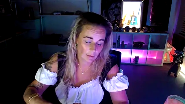 Snapshot of Mrs-Aurora chatting on October 10, 2025, 9:25 pm Mrs-Aurora online show from October 10, 2025, 9:25 pm