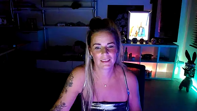 Snapshot of Mrs-Aurora chatting on October 14, 2025, 8:31 pm Mrs-Aurora online show from October 14, 2025, 8:31 pm