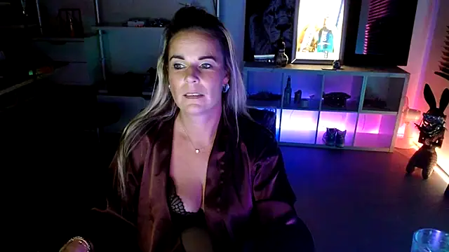 Snapshot of Mrs-Aurora chatting on October 18, 2025, 8:42 pm Mrs-Aurora online show from October 18, 2025, 8:42 pm