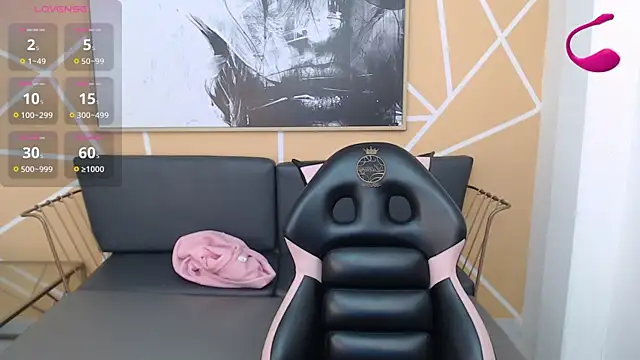 olivia russo  online show from November 13, 2025, 8:08 pm