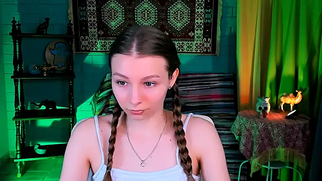 JulieDaniel online show from December 2, 2025, 4:18 am